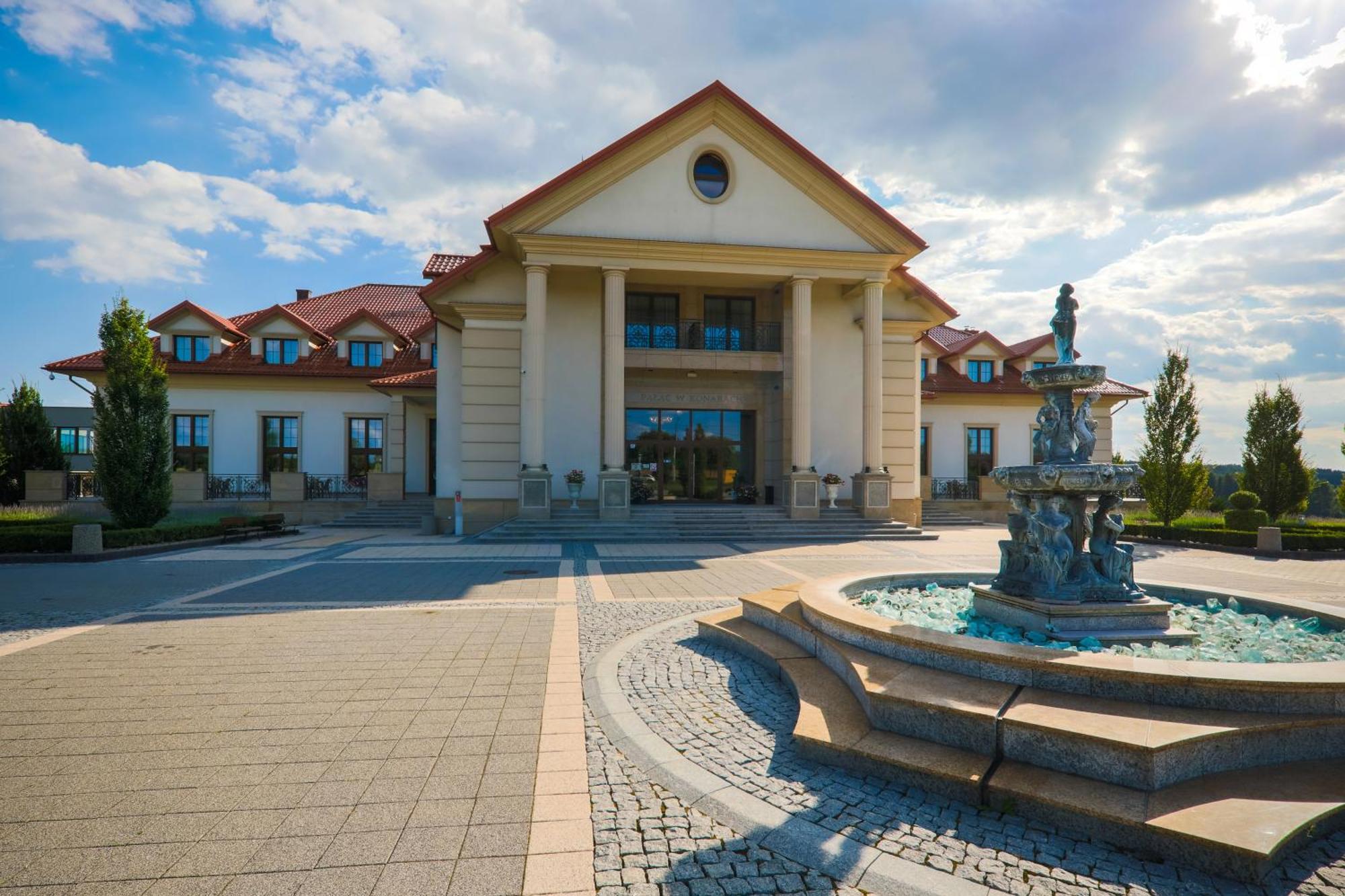 Palac W Konarach Konary Exterior photo